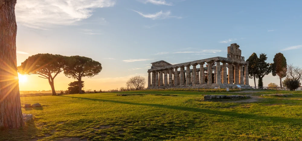 Temples doriques de Paestum dans la plaine herbeuse, Campanie