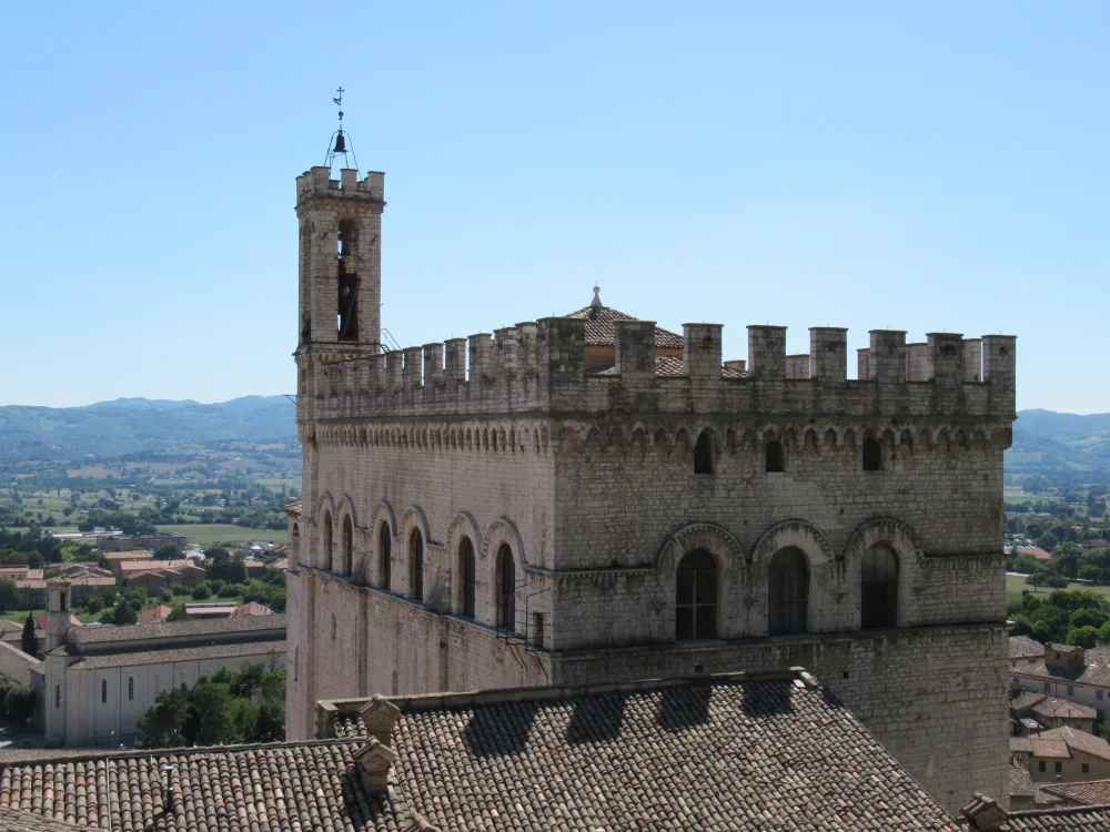 Piazza Grande et façade gothique du Palazzo dei Consoli à Gubbio, Ombrie