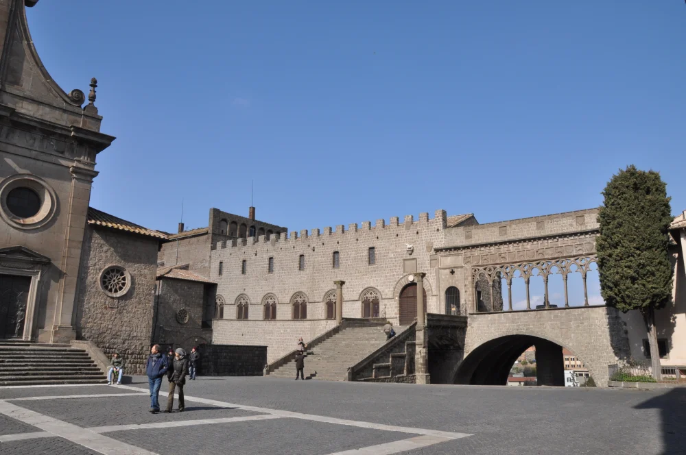 Palazzo dei Papi vu depuis la place, pierre sombre du XIIIe siècle, Viterbe