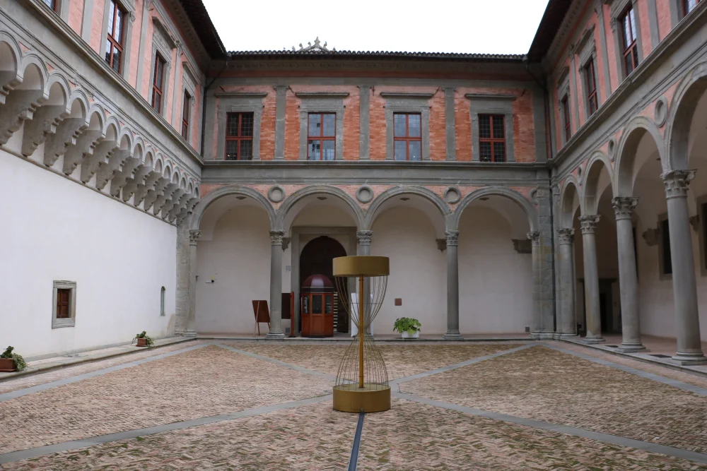Cour intérieure en briques du Palazzo Ducale de Gubbio, Ombrie