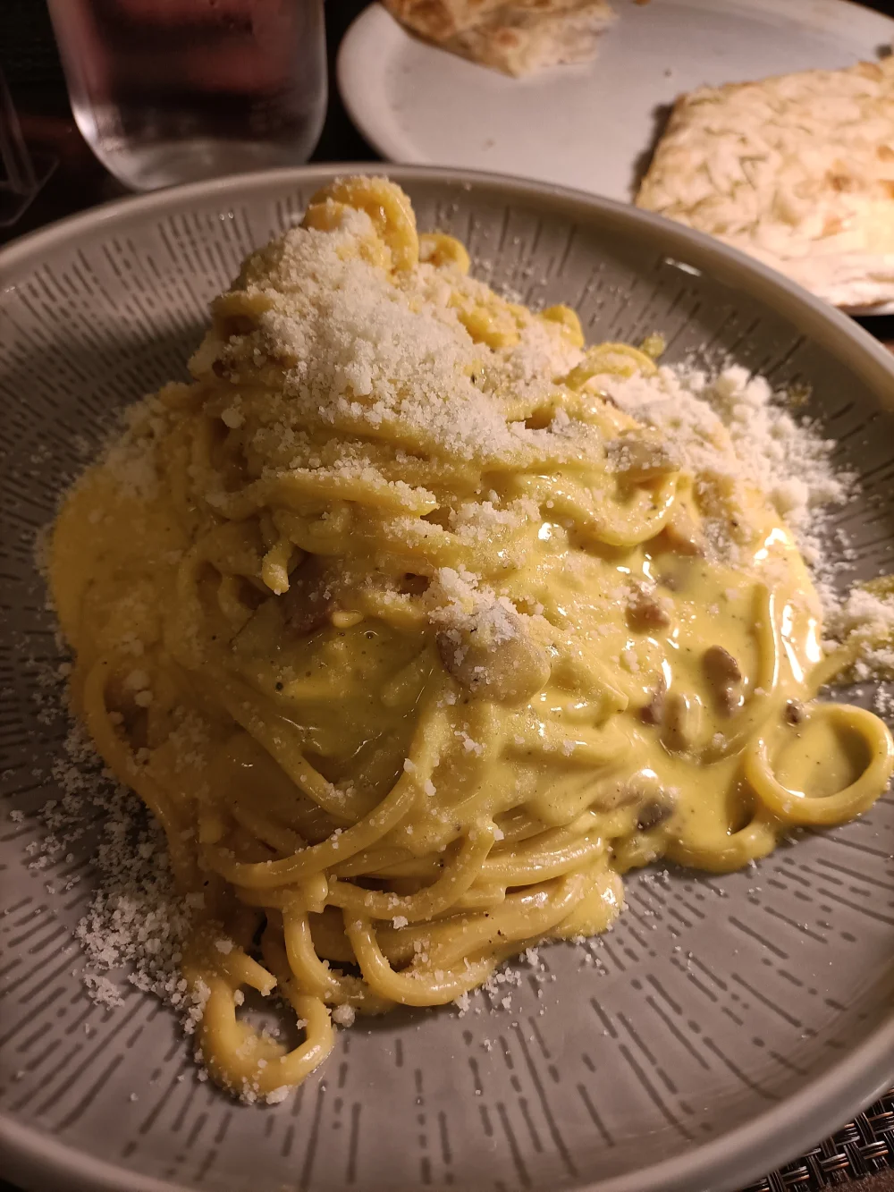 Assiette de spaghetti alla carbonara servie dans un restaurant romain