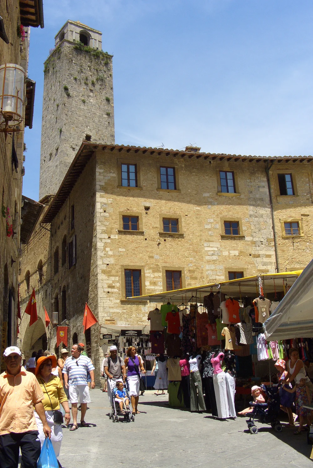 Puits en travertin au centre de la Piazza della Cisterna pavée en arêtes de poisson, San Gimignano