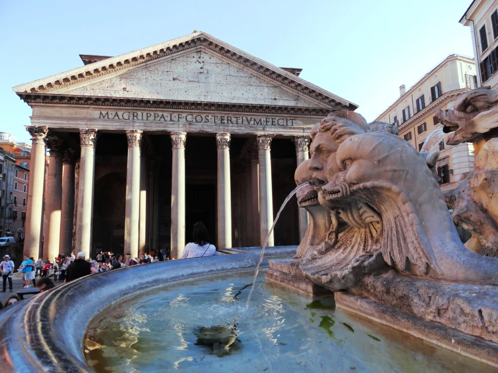Piazza della Rotonda et le Panthéon à Rome, avec sa fontaine monumentale