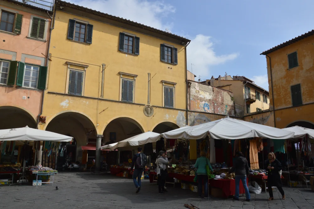 Terrasses animées de la Piazza delle Vettovaglie à Pise en soirée