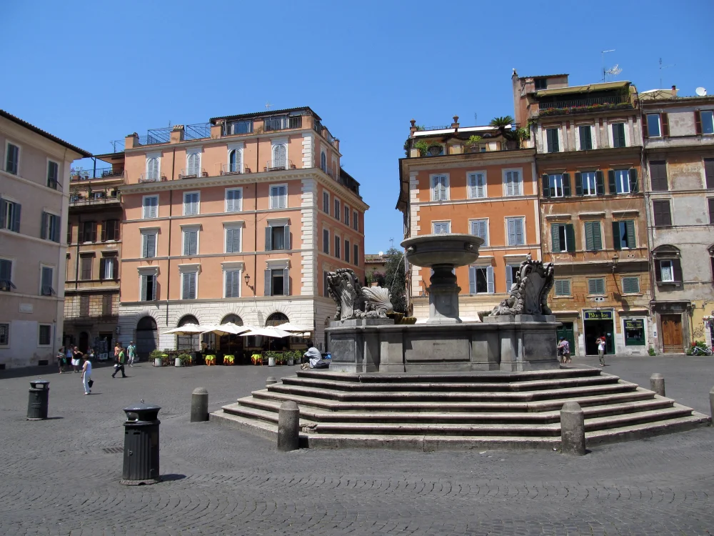 Ambiance sur la Piazza di Santa Maria in Trastevere en fin de journée, Rome