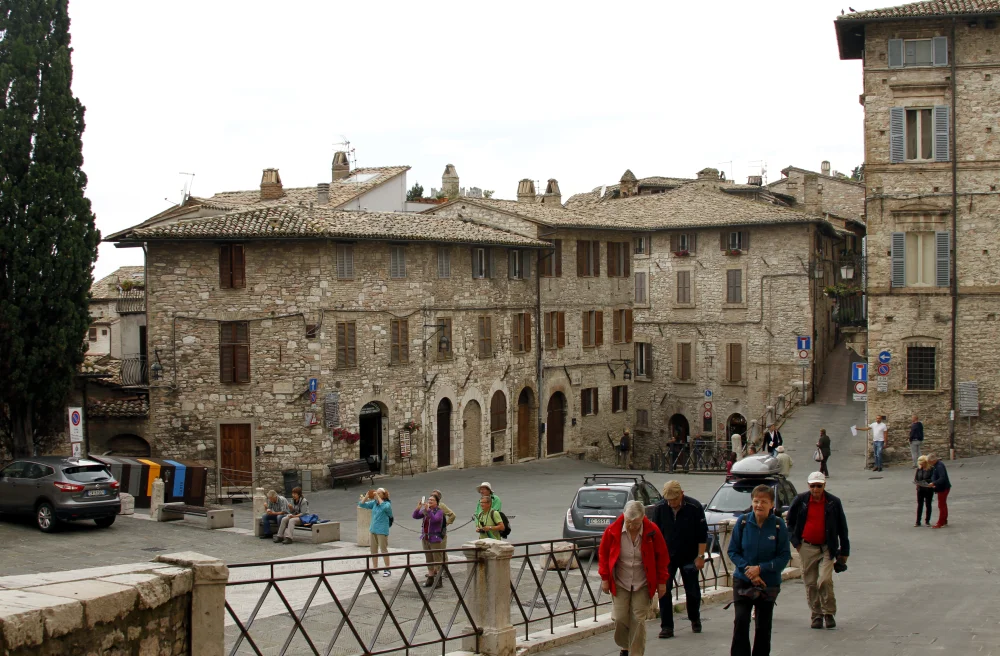 Piazza San Rufino dans le centre historique d'Assise, cathédrale et façades en pierre rose