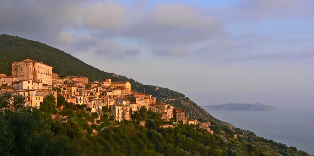 Village de Pisciotta accroché à la pente, Cilento