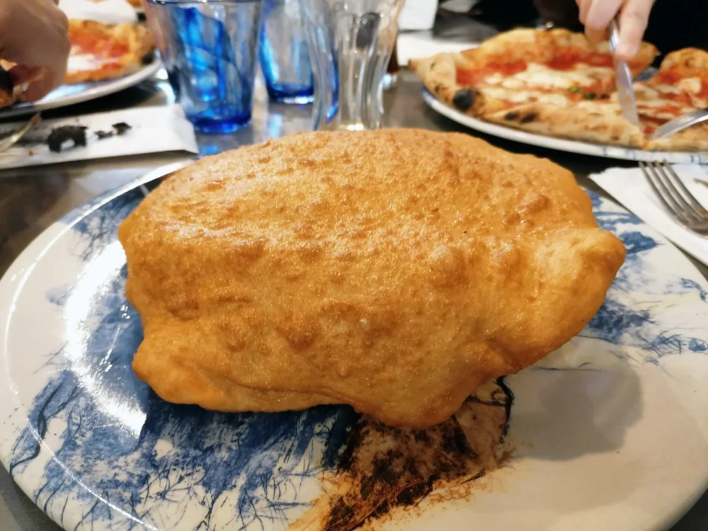 Pizza fritta napolitaine dorée, farcie de ricotta et de provola, typique de la Street food à Naples