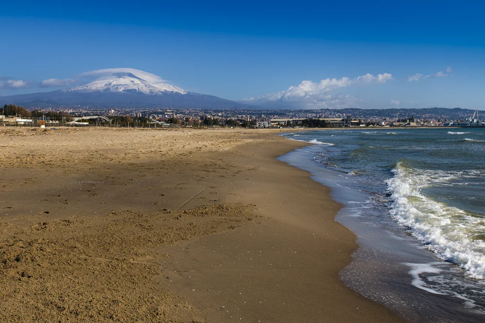 Plage de la Plaia à Catane éclairée de nuit en été