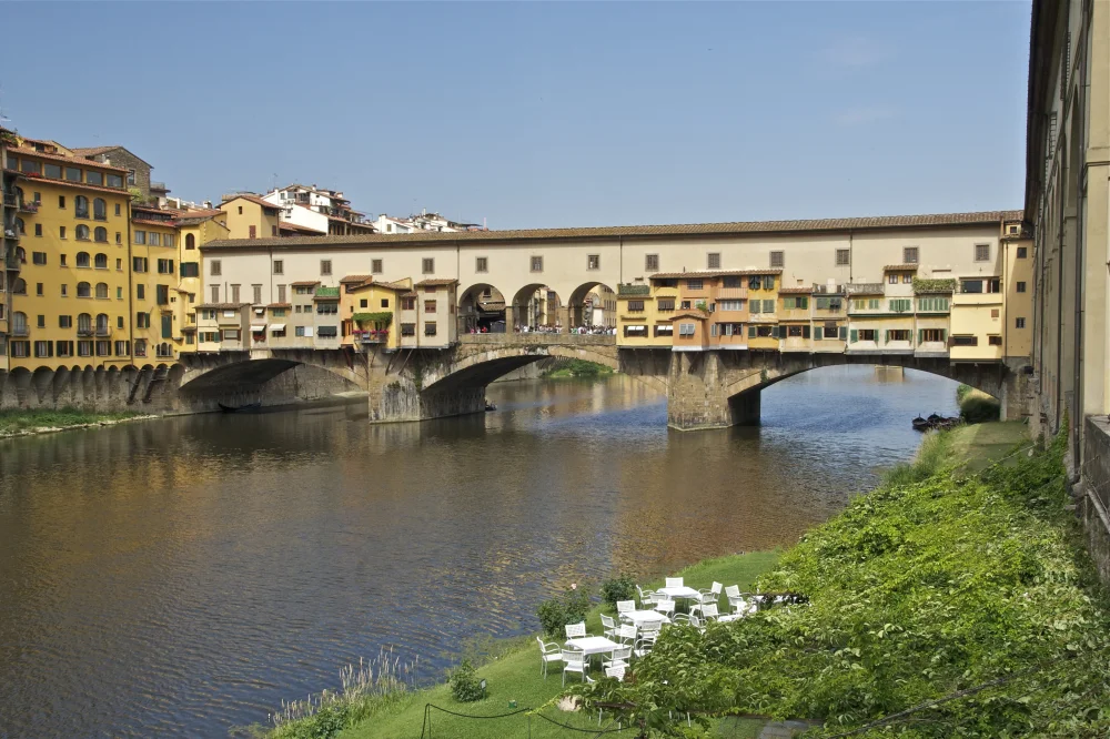 Ponte Vecchio désert sur l'Arno au lever du soleil, Florence