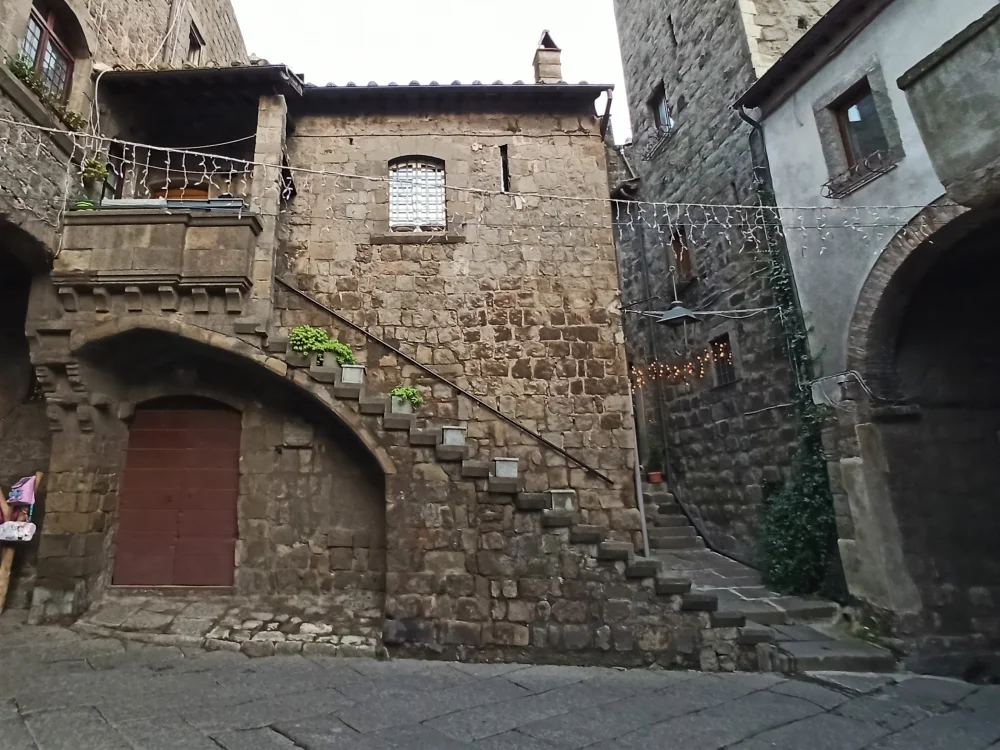 Profferli et ruelle pavée du quartier médiéval de San Pellegrino, Viterbe