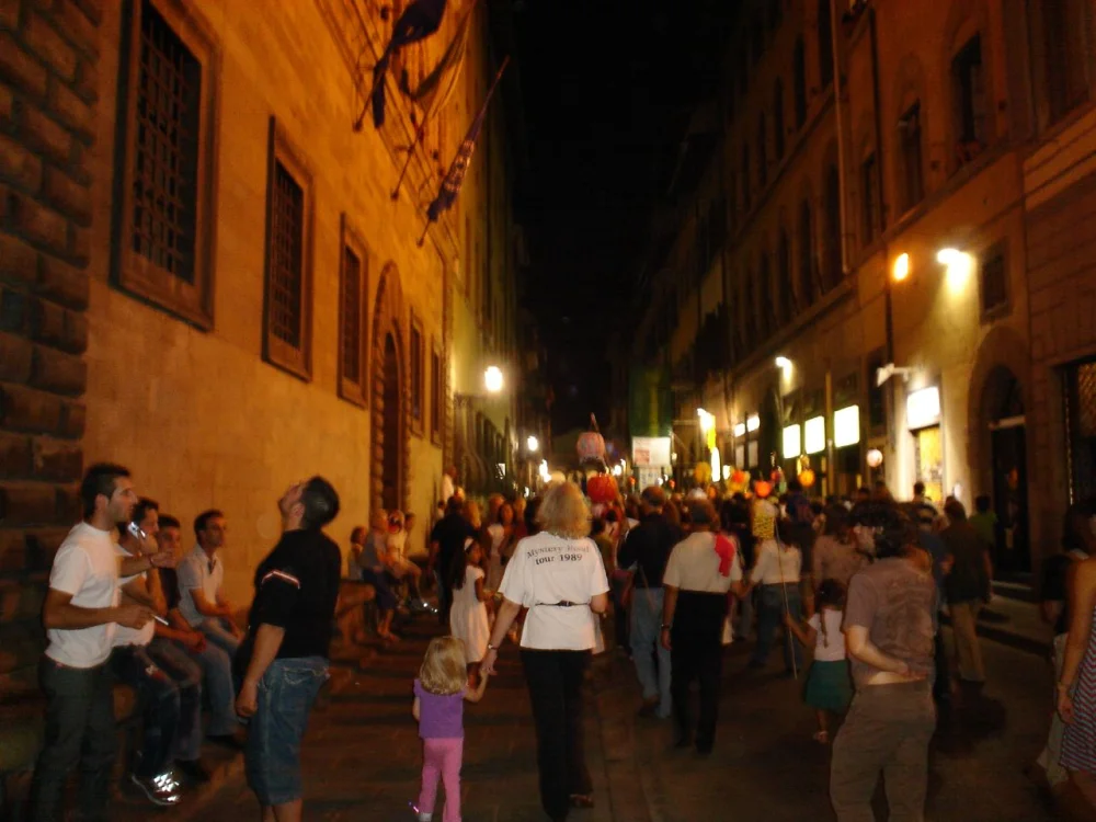 Lanternes en papier colorées de la Festa della Rificolona dans une rue de Florence en septembre
