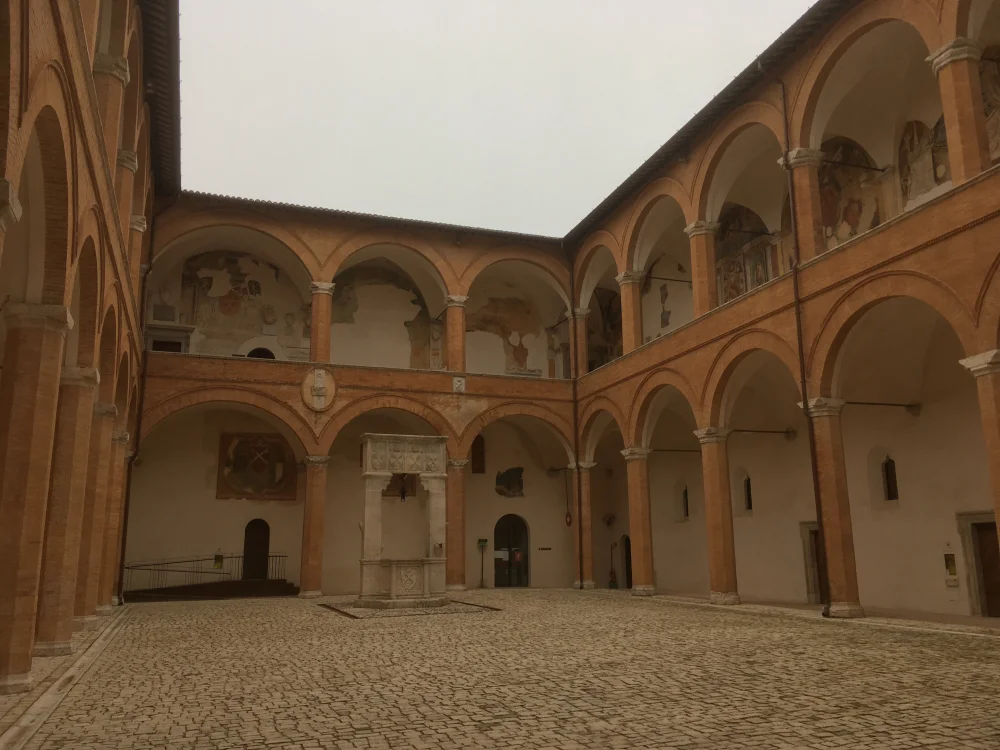 Cour intérieure de la Rocca Albornoziana avec son puits Renaissance, Spoleto