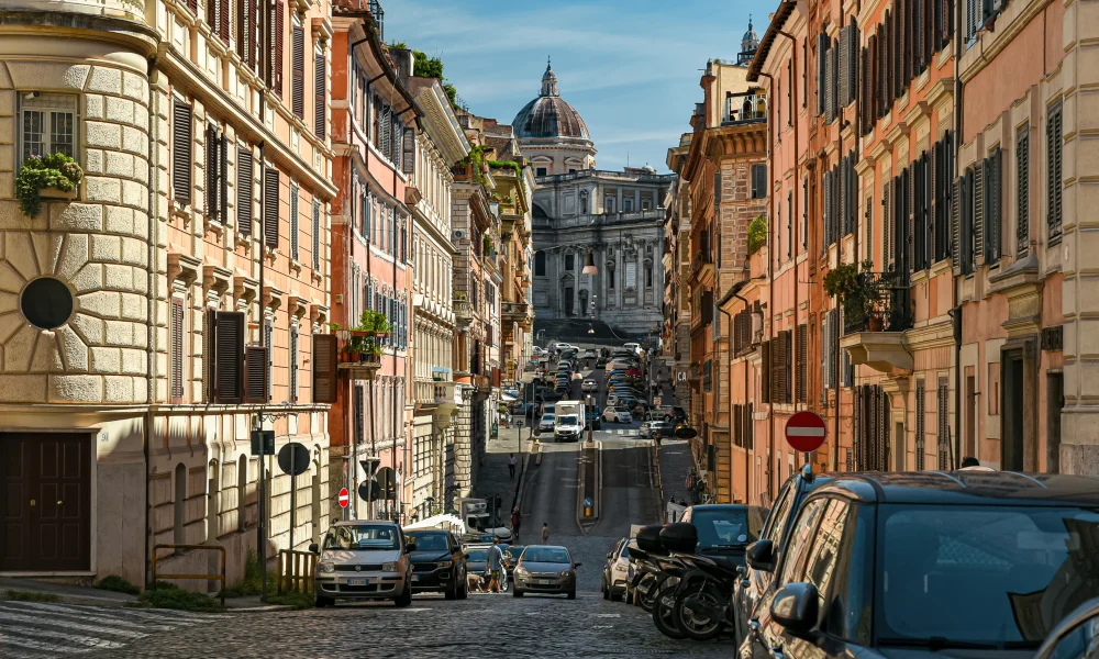 Rue typique du quartier de Monti à Rome, façades et pavés