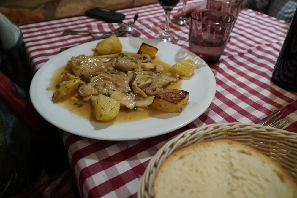Table dressée dans une trattoria romaine avec des plats de saison