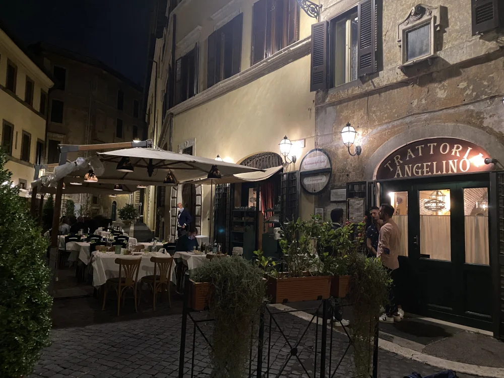 Trattoria romaine éclairée le soir, Piazza Margana, Rome en hiver