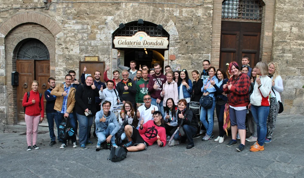 File de clients devant la Gelateria Dondoli sur la Piazza della Cisterna, San Gimignano