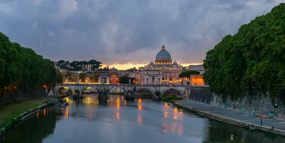 Pont Saint-Ange sous la pluie au crépuscule, Rome en octobre