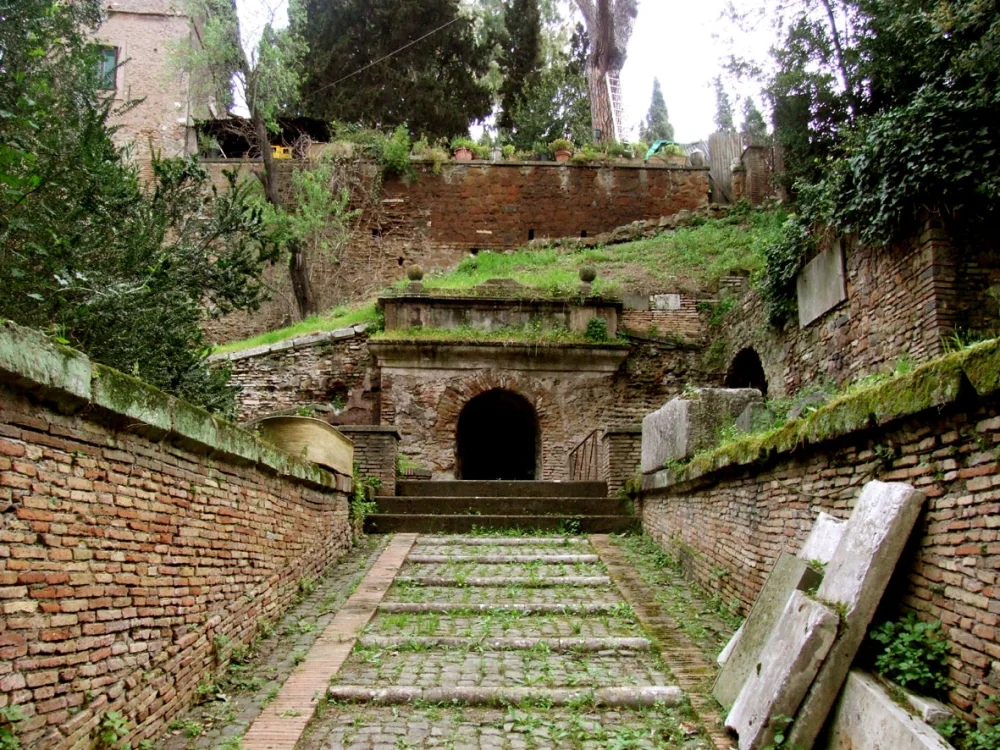 Entrée du tombeau des Scipions creusé dans le tuf, via Appia Antica à Rome, une idée de pépites cachées de Rome