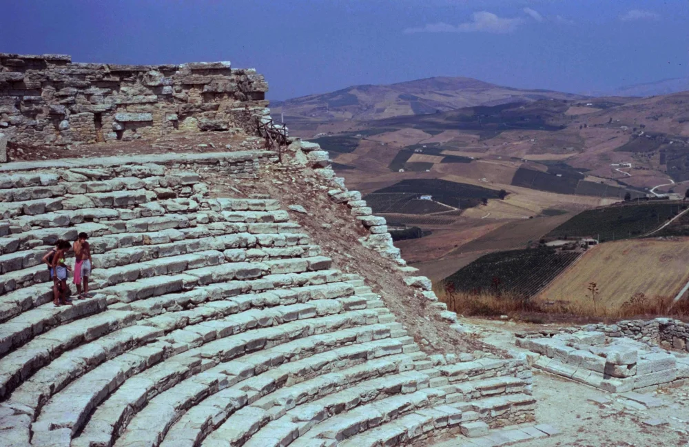 Du temple dorique au théâtre du mont Barbaro