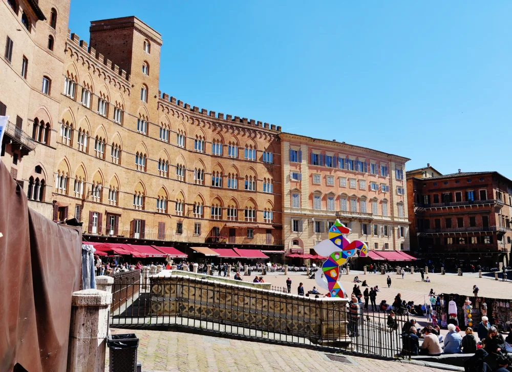 Piazza del Campo en éventail avec ses neuf segments de brique rouge, Sienne, Toscane