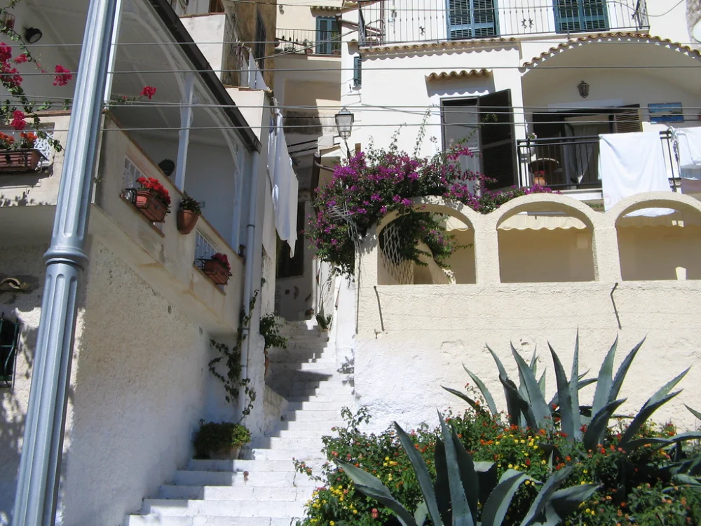 Centre historique blanchi à la chaux de Sperlonga, ruelles en pente, Latium