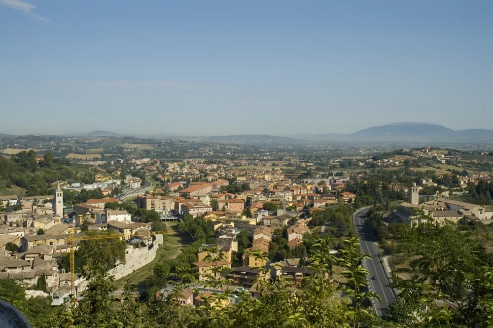 Vue sur les toits de terre cuite de Spoleto et la vallée depuis la Passeggiata della Rocca