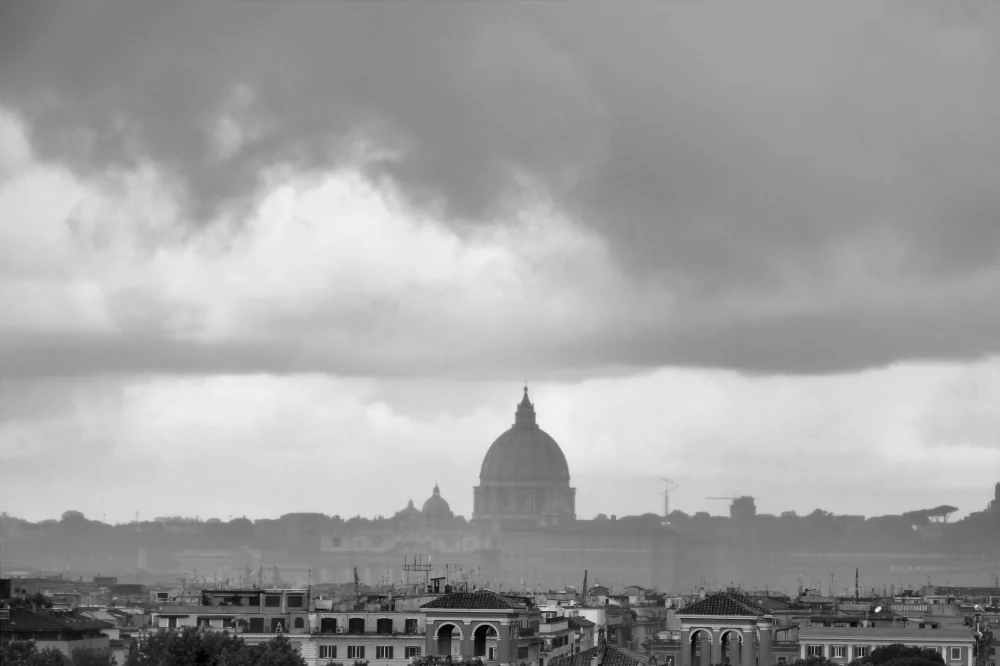 Vue sur la coupole de Saint-Pierre depuis la colline du Pincio, ciel d'hiver, Rome en décembre