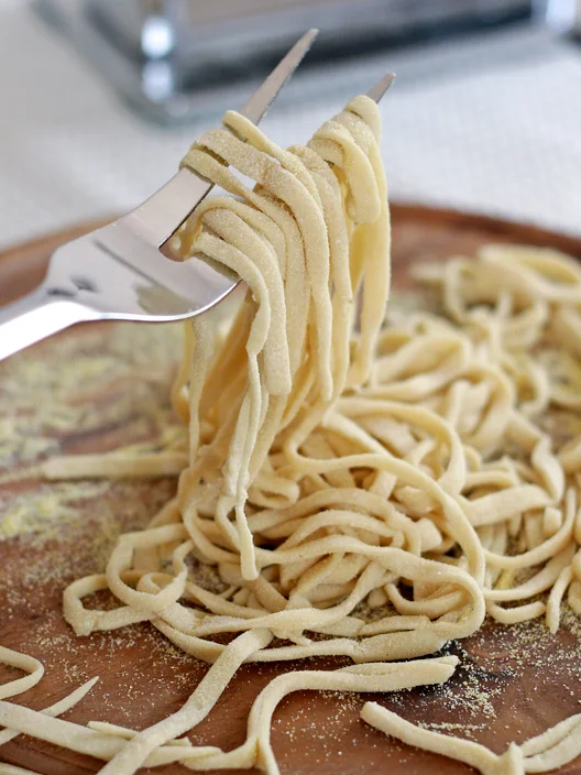 Strangozzi al tartufo, pâtes fraîches ombriennes râpées de truffe noire, Pérouse