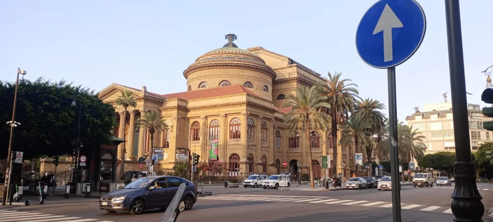Teatro Massimo de Palerme en août désert au petit matin avant la montée des températures, Sicile
