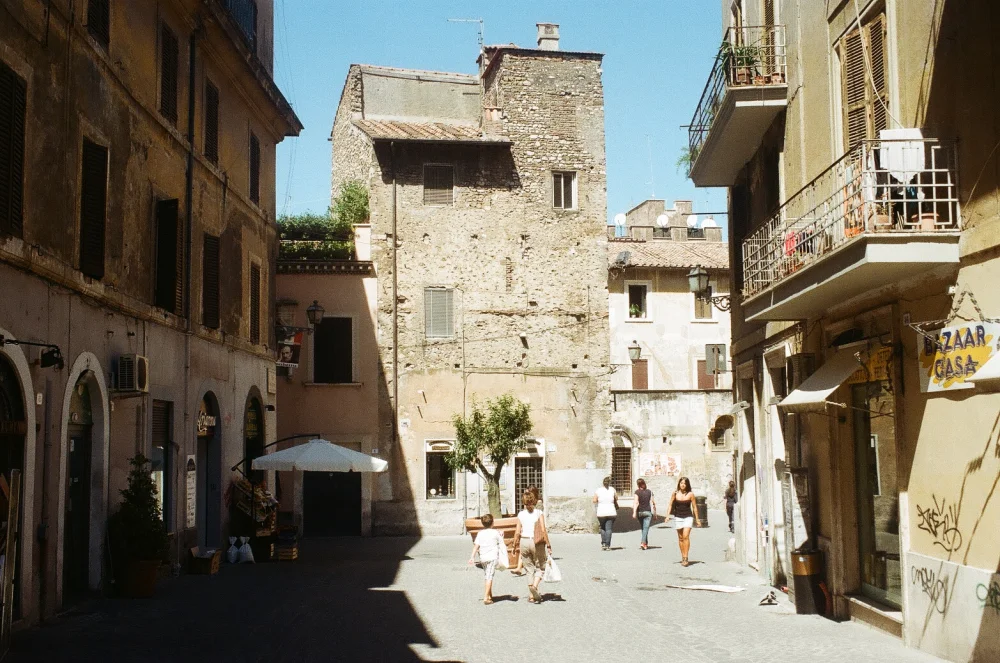 Façades et ruelles du centre historique de Tivoli, à proximité des B&B du centre