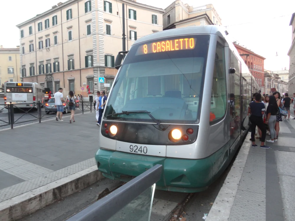 Tramway circulant dans les rues de Rome