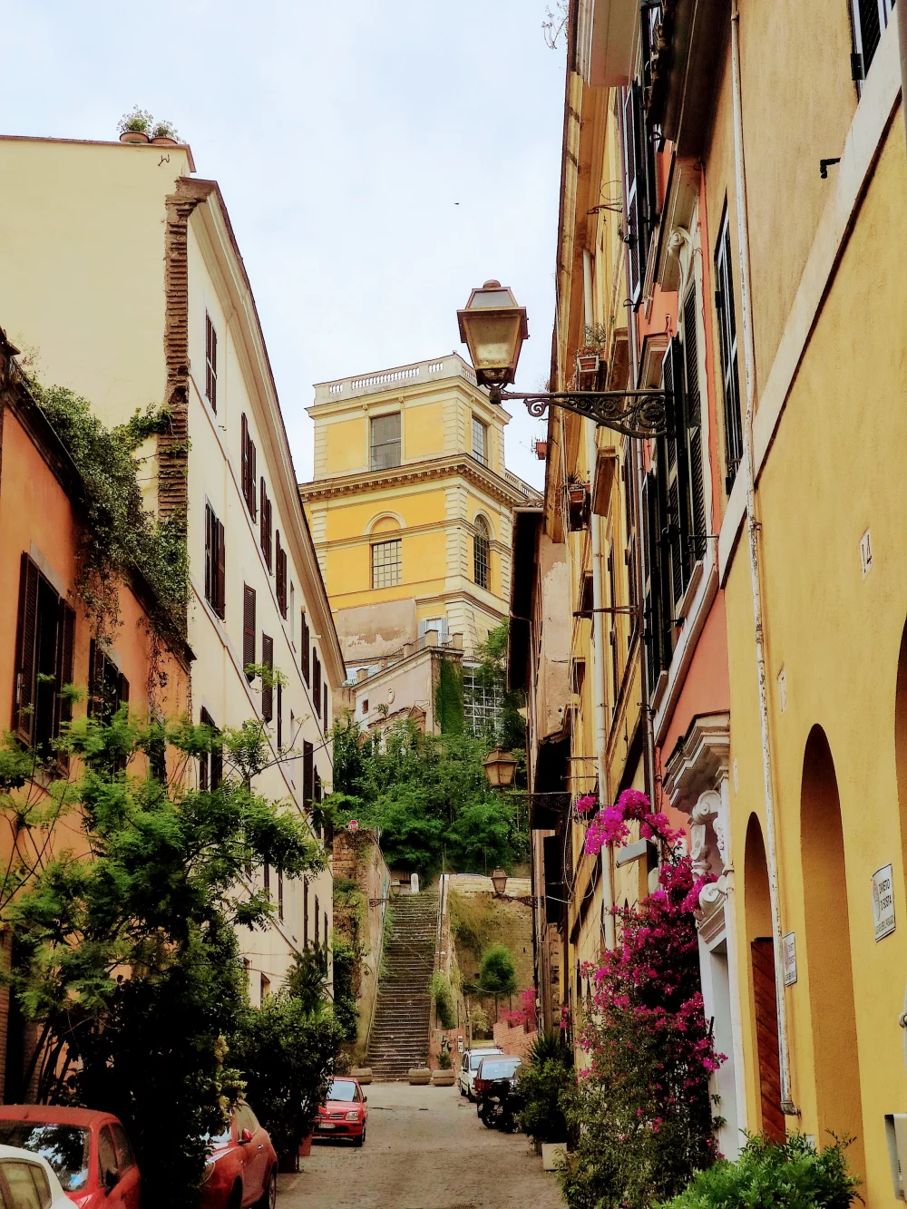 Ruelle pavée de Trastevere en fin d'après-midi, Rome