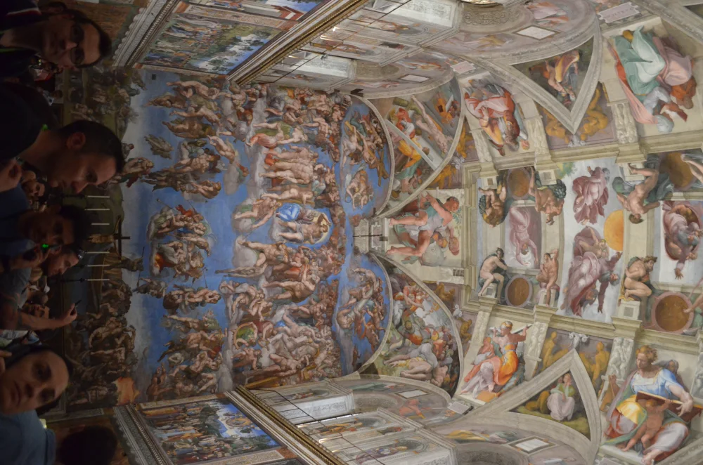 Façade des musées du Vatican avant l'entrée de la chapelle Sixtine, Rome