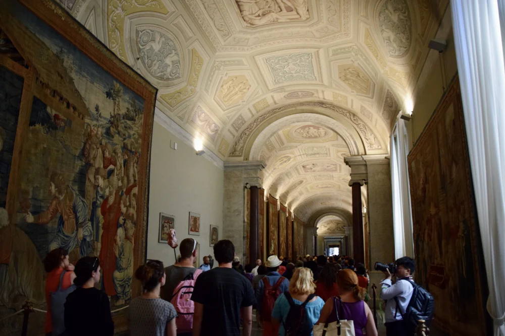 Galerie intérieure des Musées du Vatican avec plafonds décorés, Rome