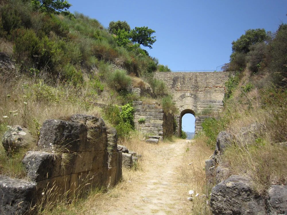 Porta Rosa, arc grec antique du site archéologique de Velia
