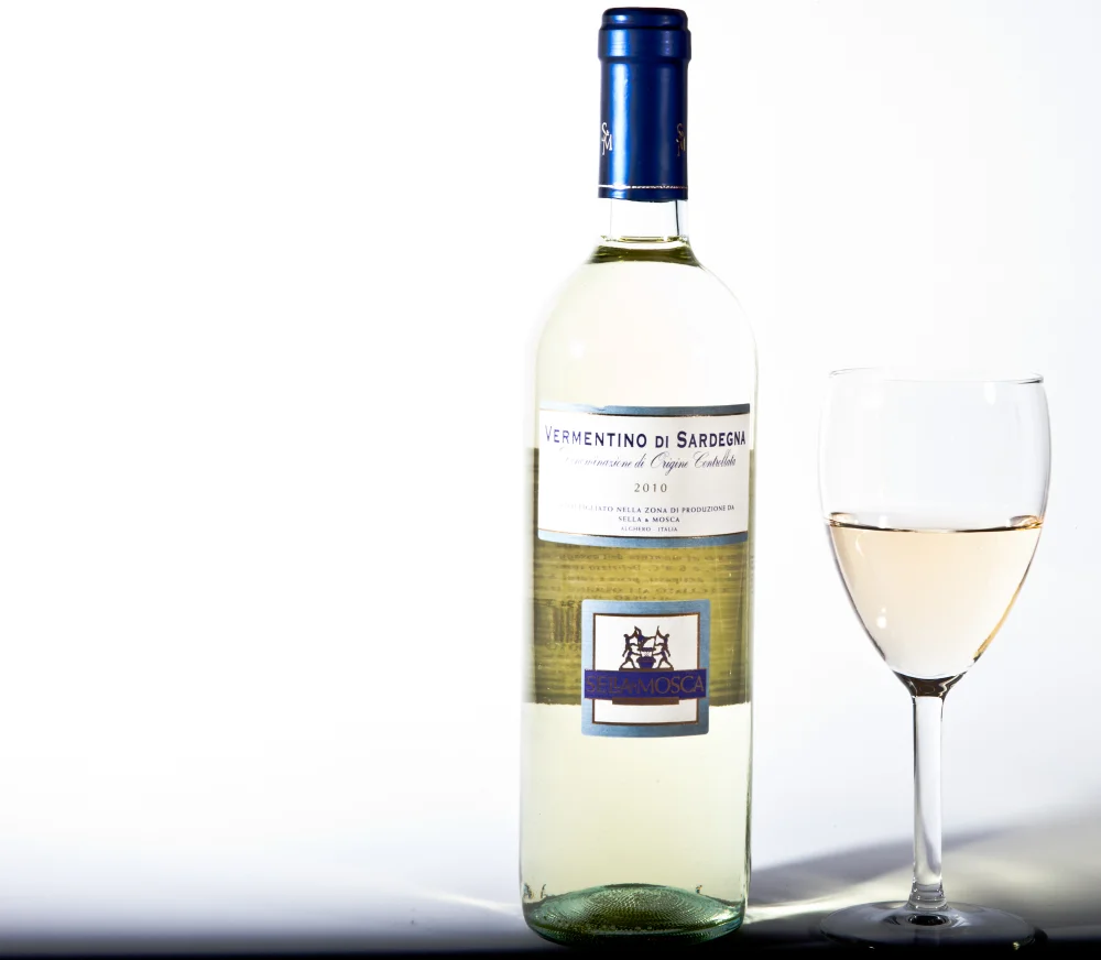 Verre de Vermentino di Gallura DOCG servi à table en Sardaigne