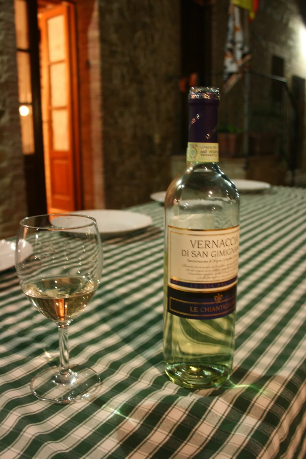 Bouteille et verre de Vernaccia di San Gimignano DOCG, vin blanc toscan