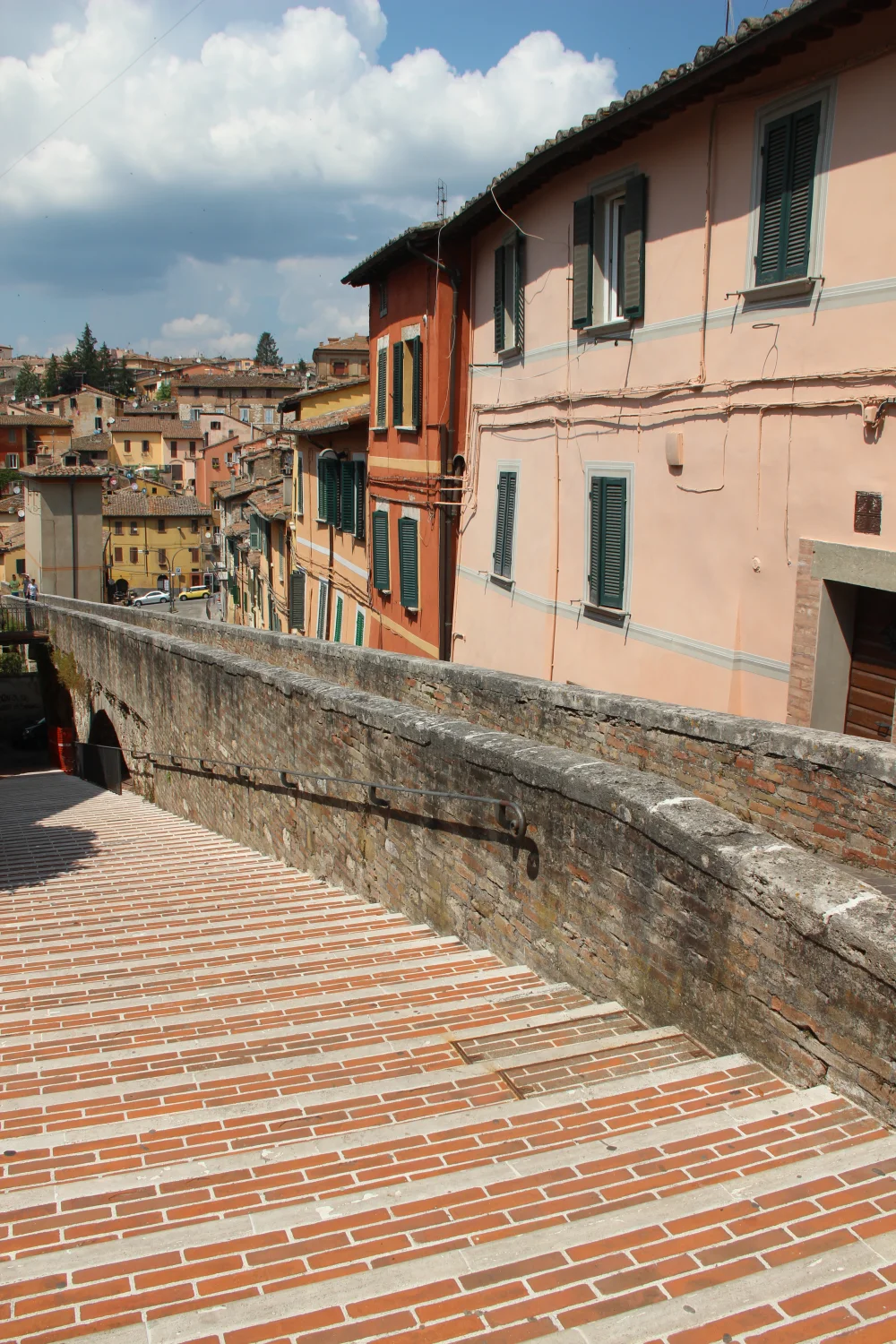 Vue depuis la Via dell'Acquedotto au-dessus des toits du quartier de la Conca, Pérouse