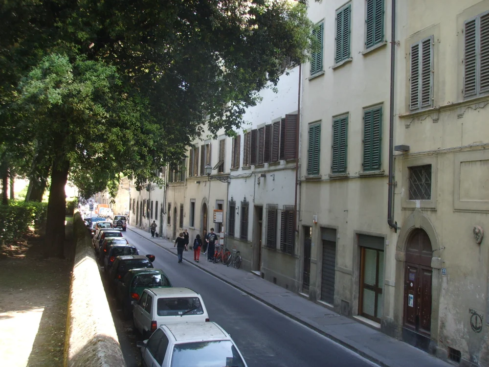 Rue calme de l'Oltrarno bordée d'ateliers d'artisans, Florence