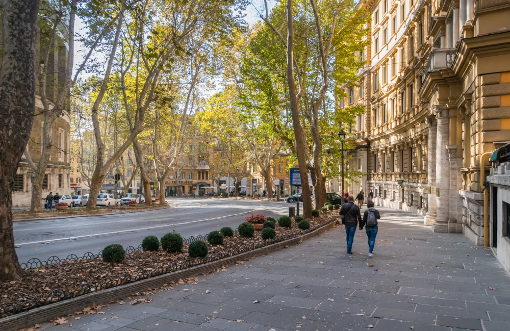 Rue du centre historique de Rome avec façades d'hôtels et terrasses
