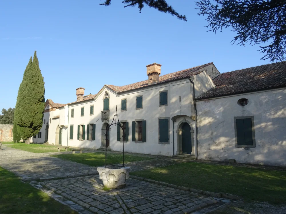 Un palais sobre en façade, un jardin conçu pour étonner