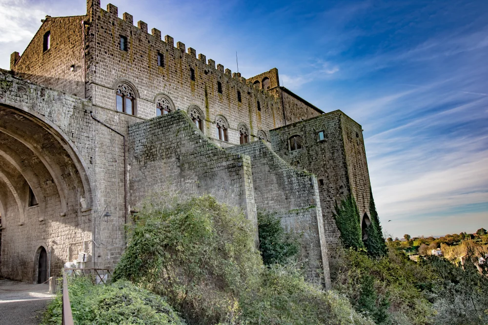 Palazzo dei Papi et centre médiéval de Viterbe sous un ciel d'hiver