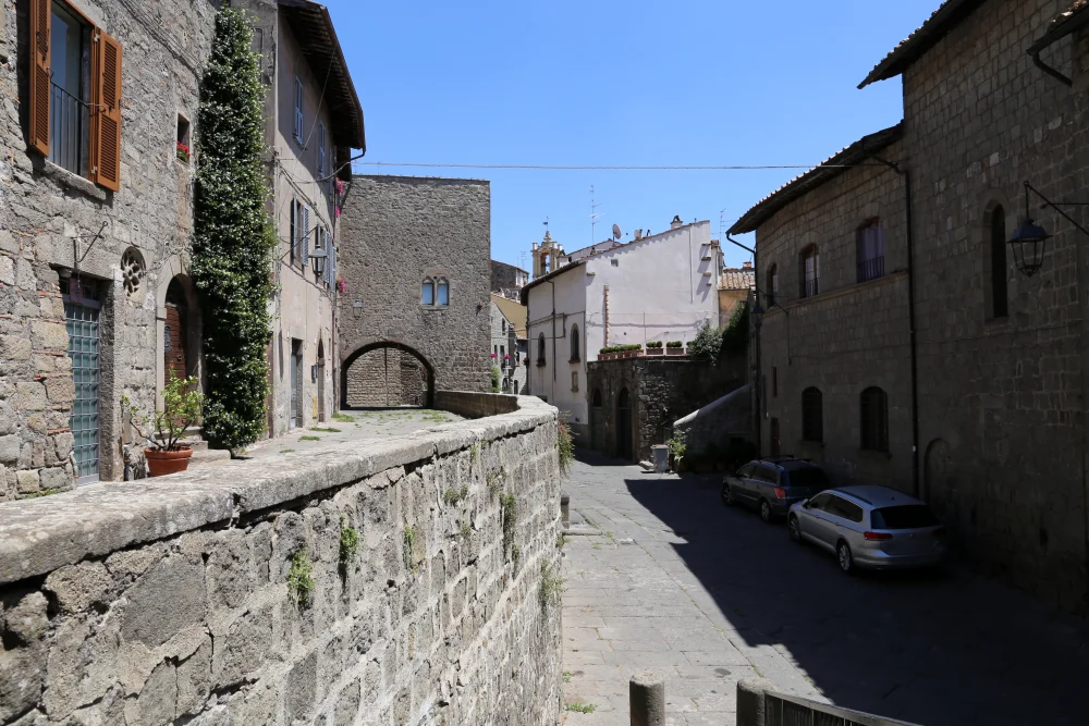 Ruelle pavée en pente du quartier San Pellegrino avec balcons en pierre, Viterbe