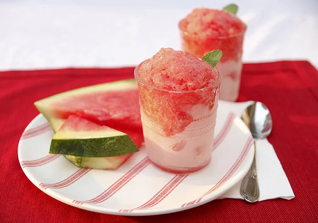 Granita à la pastèque servie dans un verre, dessert glacé italien d'été