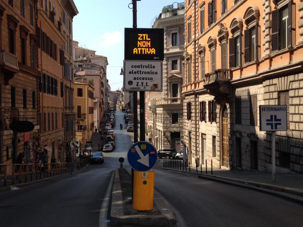 Panneau de signalisation de la zone à trafic limité (ZTL) à Rome