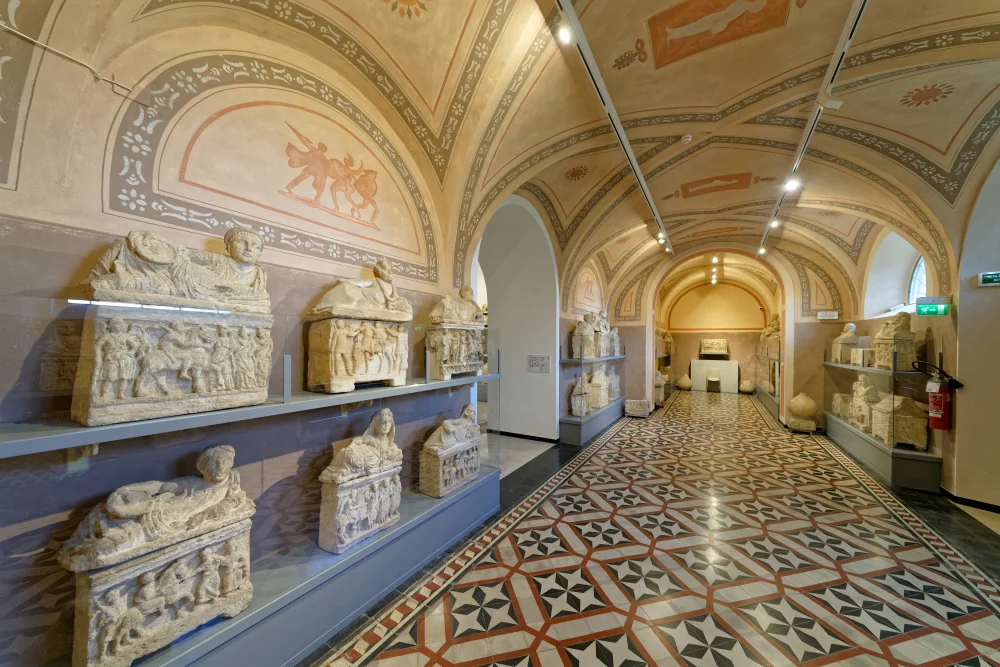 Salle du musée étrusque Guarnacci à Volterra avec urnes funéraires en albâtre exposées