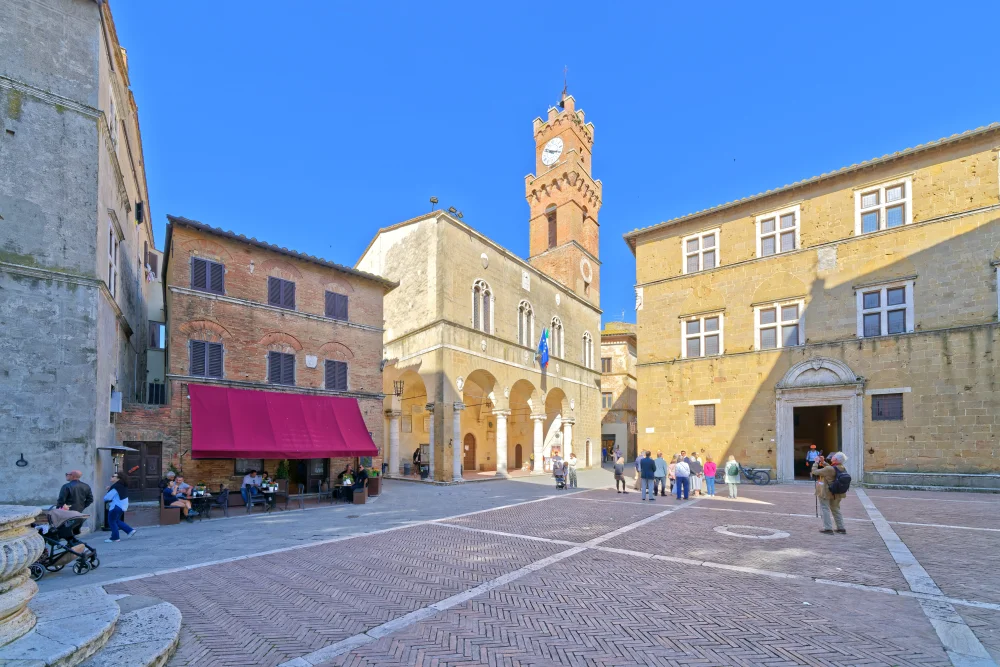 Piazza Pio II à Pienza, façades en travertino et pavement de la place Renaissance, Toscane