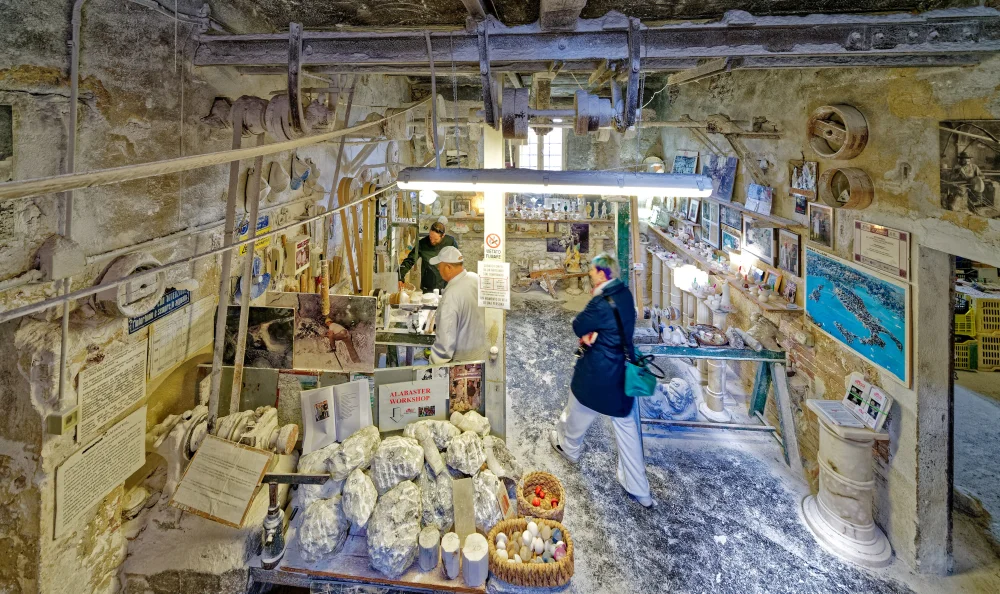 Objets en albâtre travaillé dans une vitrine d'artisan à Volterra