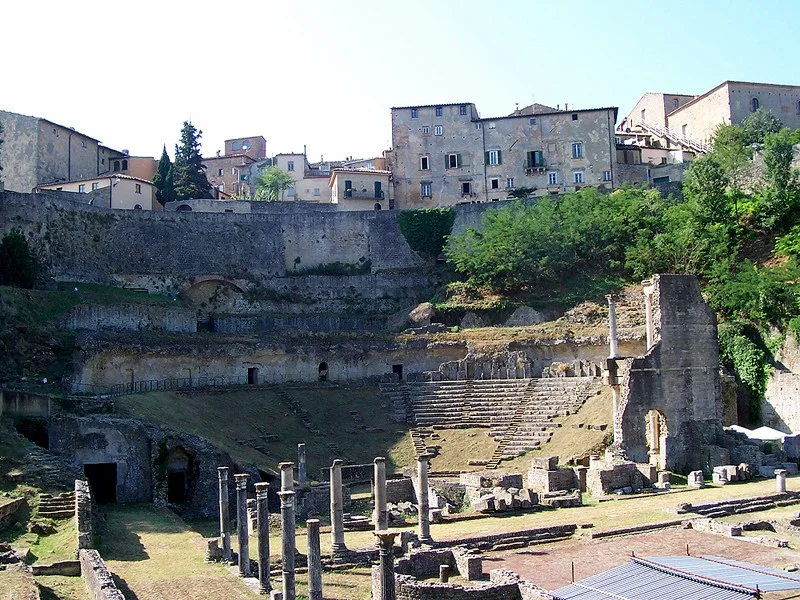 Vestiges du théâtre romain de Volterra vus depuis les gradins